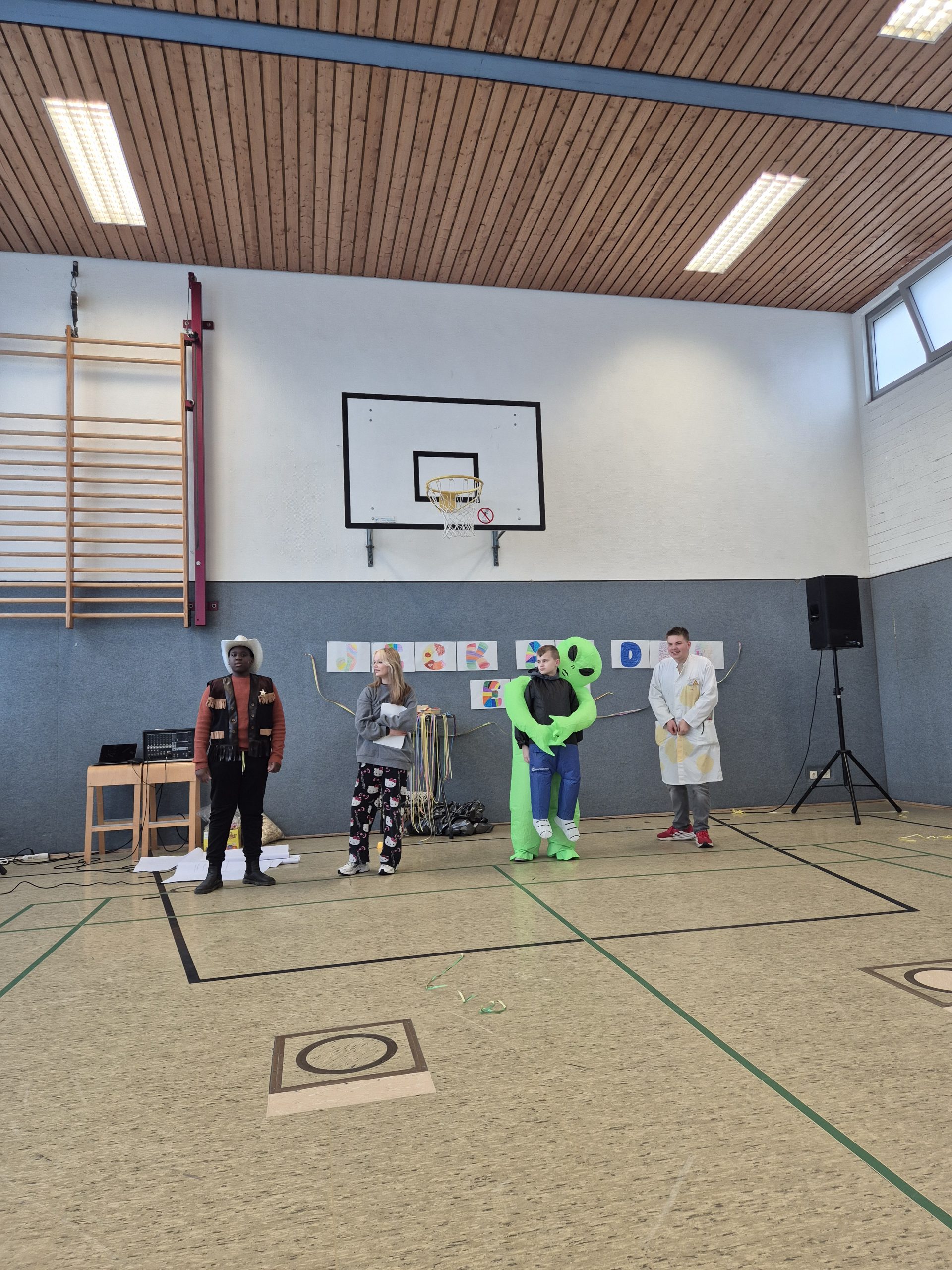 Karnevalsfeier mit der ganzen Schule